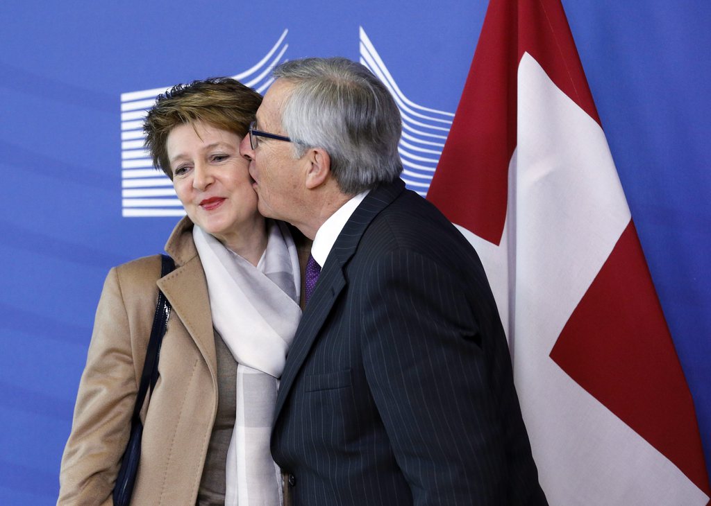 Jean-Claude Juncker a fait fi du protocole en embrassant Simonetta Sommaruga.