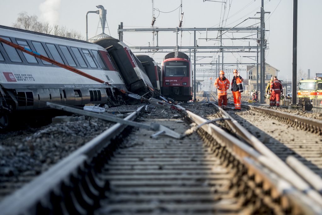 Police and firemen at the site of a train accident in Rafz, canton Zurich, Switzerland, February 20, 2015. The collision between two passenger trains in the early morning left five passengers injured, one of them severely. (KEYSTONE/Ennio Leanza)..