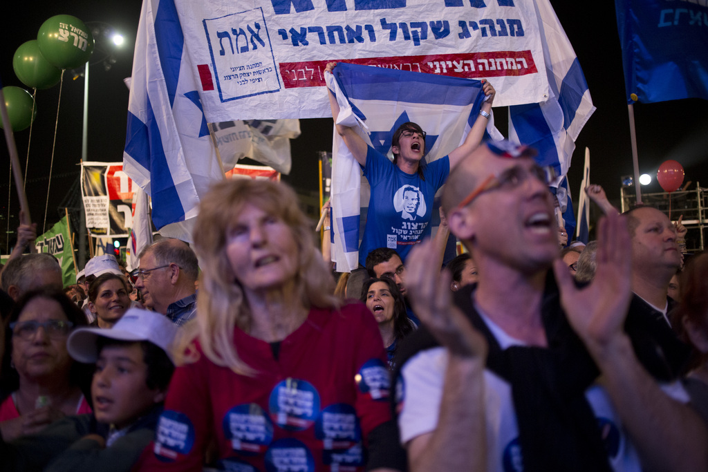 Des dizaines de milliers d'Israéliens se sont réunis pour demander un "changement" dans la politique israélienne. Ils demandent le départ du premier ministre Benjamin Netanyahu. 