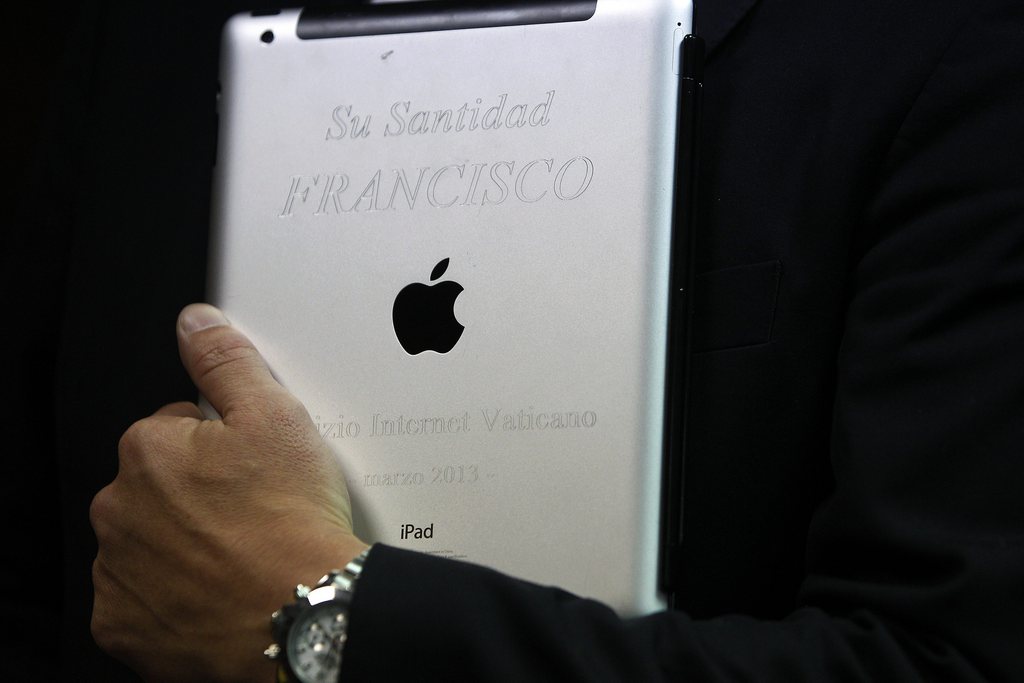 Le pape avait donné son iPad à un prêtre uruguayen qui l'avait lui-même donné à une école locale.