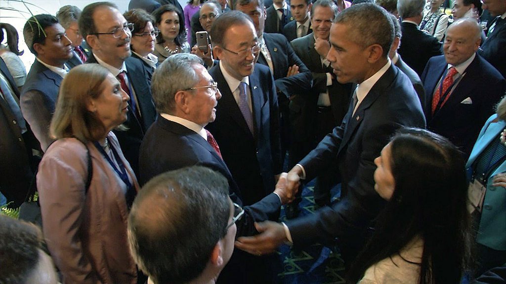 epa04699637 A handout video grab picture provided by the Panamanian Presidency shows US President Barack Obama (C-R) shaking hands with his Cuban counterpart Raul Castro (C-L), as UN Secretary-General Ban Ki-moon (C) looks on, during the official inauguration of the seventh Summit of the Americas in Panama City, Panama, 10 April 2015.  EPA/PANAMA PRESIDENCY  ..BEST QUALITY AVAILABLE HANDOUT EDITORIAL USE ONLY/NO SALES