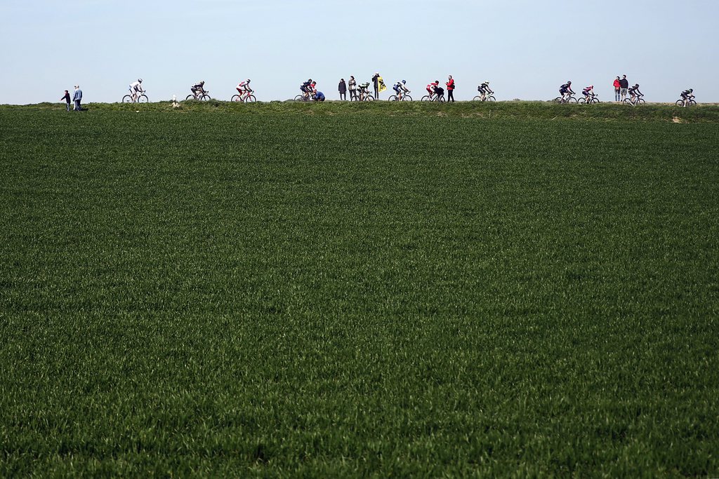 La course Paris-Roubaix a été perturbée par l'arrivée d'un TGV.