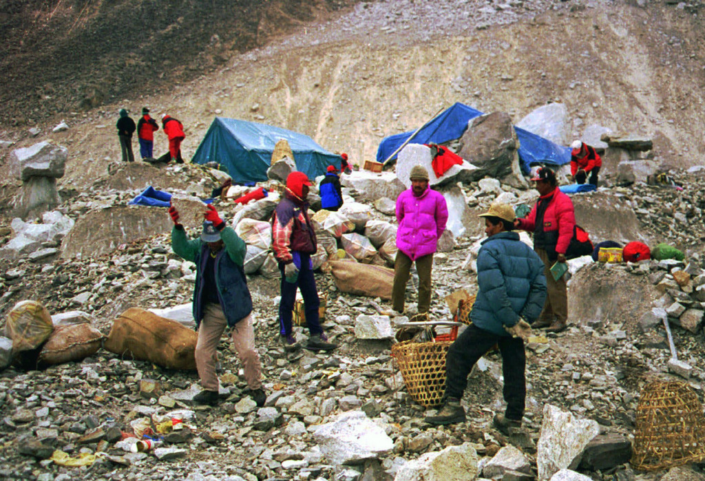Les autorités népalaises ont pris des mesures l'an dernier pour que les alpinistes ramènent leurs déchets à Katmandou. Mais le problème des excréments se pose désormais.