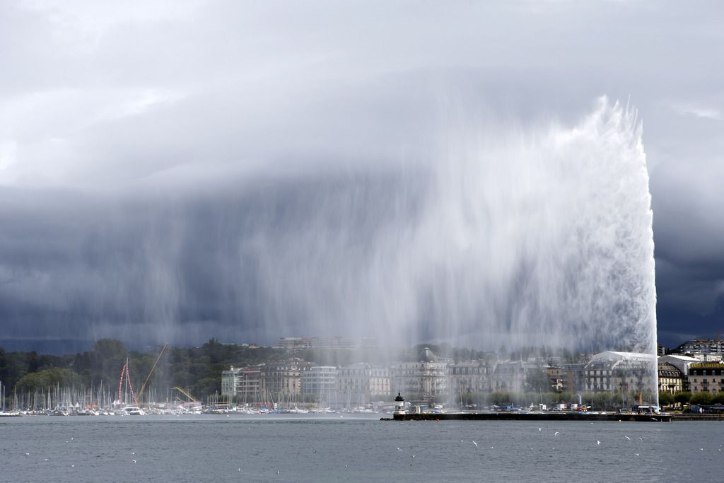 A view of Geneva harbour with the famous water fountain (Jet d'eau), in Geneva, Switzerland, Monday, August 11, 2014. (KEYSTONE/Salvatore Di Nolfi)