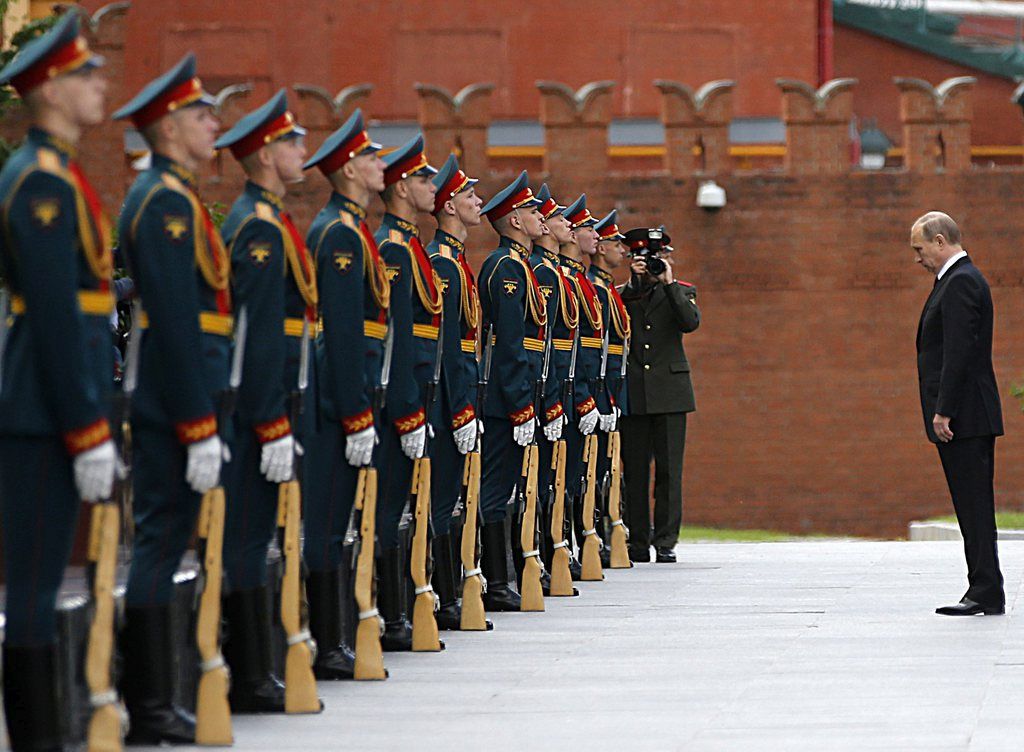 epa04272354 Russian President Vladimir Putin (R) stands in front of Russian honor guards as they attend the commemoration of the 73th anniversary of Nazi Germany's invasion of the Soviet Union at the Tomb of the Unknown Soldier at the Kremlin walls in Moscow, Russia, 22 June 2014.  EPA/MAXIM SHIPENKOV