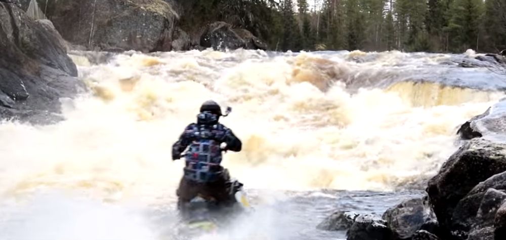 le pilote de motoneige Kalle Johansson a réussi l'exploit de remonter une rivière avec sa machine. 