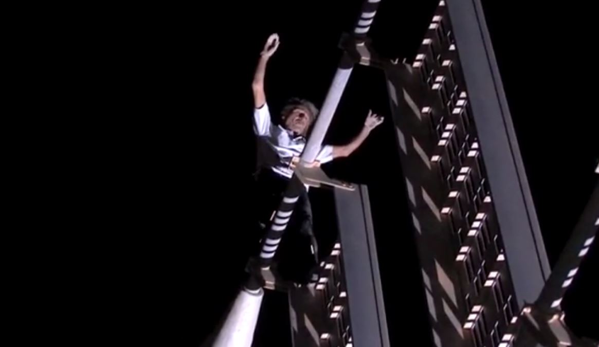 Alain Robert continue ses défis à la gravité, avec pour seules armes, ses mains, ses pieds et un peu de magnésie.