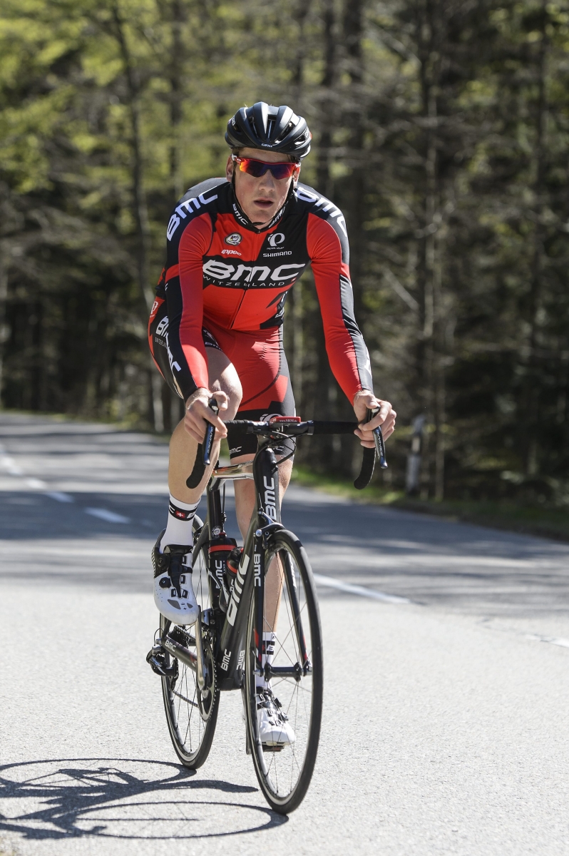 Stefan Kueng, le cycliste suisse de l'equipe BMC en action lors d'un entrainement ce mercredi 22 avril 2015 a Mont-la-Ville dans le canton de Vaud. (KEYSTONE/Jean-Christophe Bott)