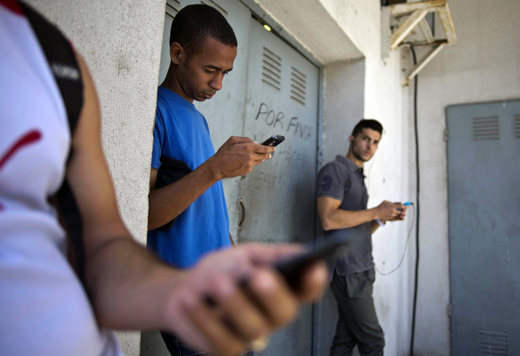 Les Cubains devaient jusqu'ici se débrouiller pour communiquer avec le monde ou avoir un accès à internet.
