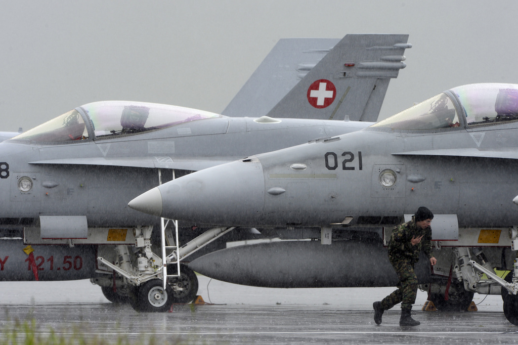 F/A 18 Flugzeuge der Schweizer Luftwaffe stehen am Dienstag 14. Mai 2014 bereit fuer einen Militaerischen Uebungsflug der Uebung "Revita" auf dem Flugplatz Buochs im Kanton Nidwalden.  (KEYSTONE/Urs Flueeler)