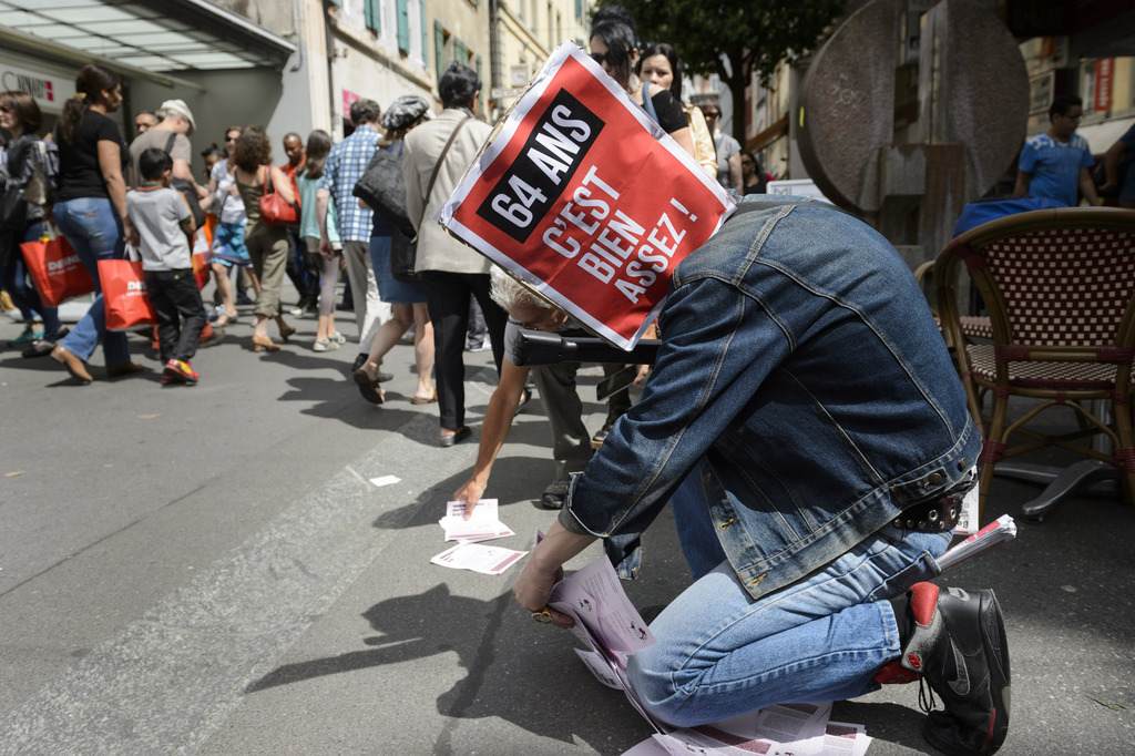 Des personnes defilent avec des pancartes "64 ans c'est bien assez!" lors d'une manifestation "Touche pas a ma retraite AVS" ce samedi 30 mai 2015 a Lausanne. Les manifestants manifestent contre la reforme de l'AVS "Prevoyance vieillesse 2020" ou "paquet Berset" (KEYSTONE/Laurent Gillieron)