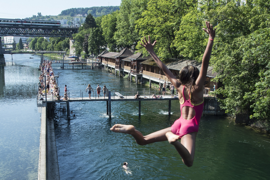 Les températures tropicales ont poussé de nombreux Suisses à chercher la fraîcheur, comme ici, à Zurich.