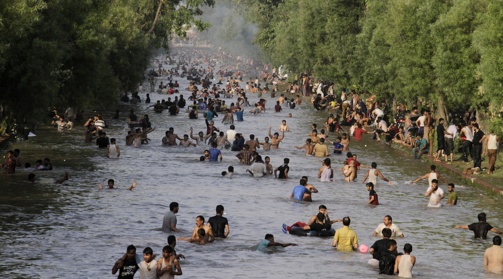La vague de chaleur au Pakistan a fait 122 mort depuis samedi. Ici, les gens se rafraîchissent dans un canal près de Lahore. 