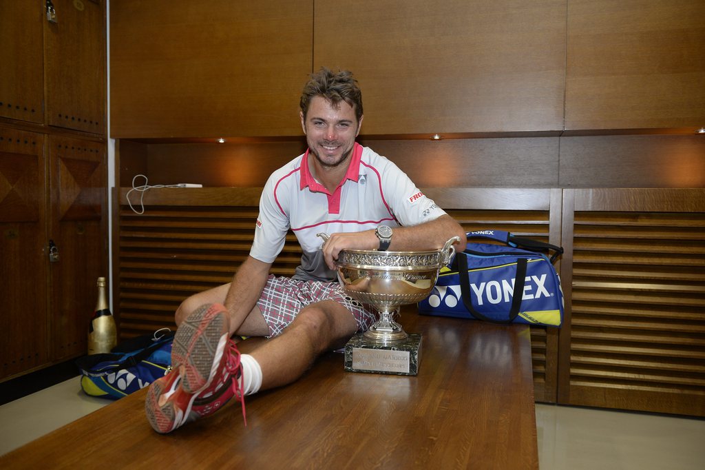 epa04788358 Switzerland's Stan Wawrinka poses with the winner trophy after beating Novak Djokovic in the final match of the French Open tennis tournament at the Roland Garros stadium, Paris, France, 07 June 2015.  EPA/Christophe Saidi .AP POOL
