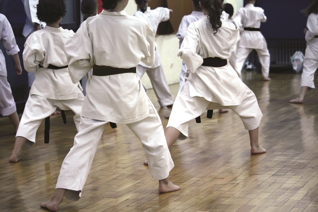 Un prof de kung fu est accusé d'actes d'ordre sexuel sur quatre de ses élèves.