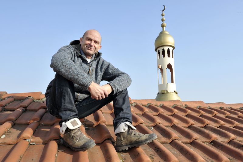 Toto Morand sur le toit de son entreprise à Bussigny, à côté de son minaret fictif.