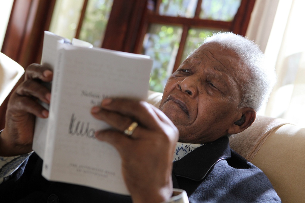 L'ancien dirigeant d'Afrique du Sud, Nelson Mandela, a été hospitalisé ce samedi matin à l'âge de 93 ans. Il souffre de douleurs abdominales. 