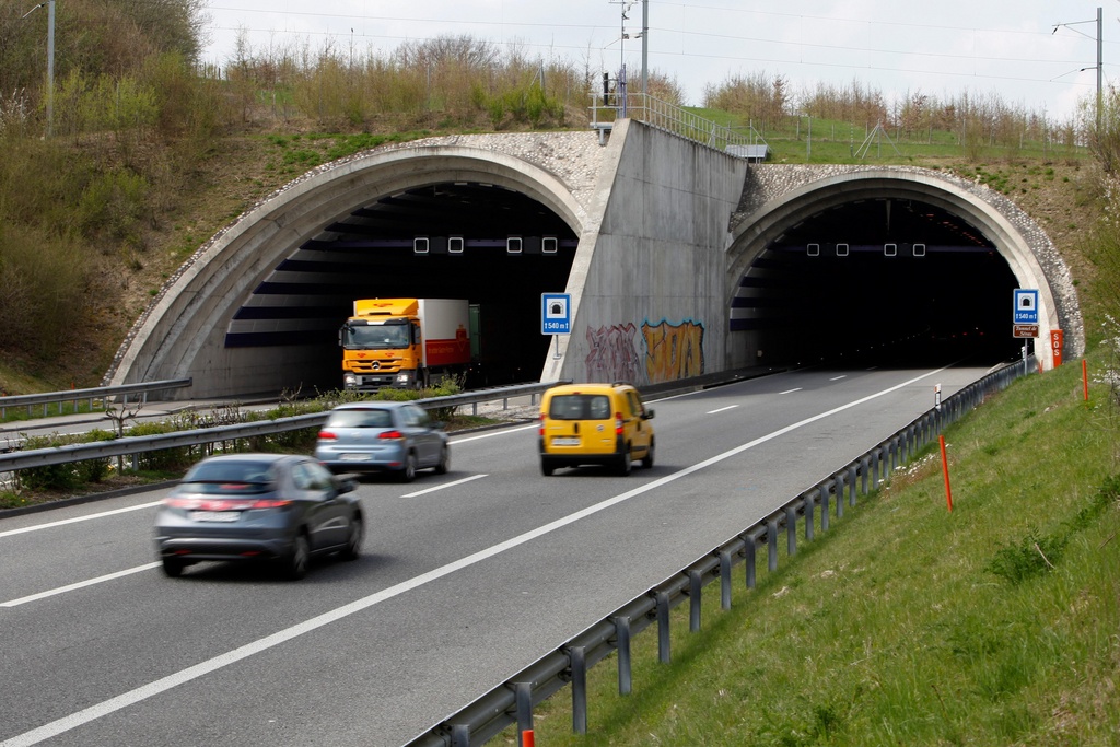 Le Tribunal fédéral (TF) a annulé la décision de classement de la justice fribourgeoise dans l'affaire du tir fatal sur l'autoroute A1 le 17 avril 2010 à l'entrée du tunnel de Sevaz (photo). Le policier impliqué devra comparaître devant la justice fribourgeoise.