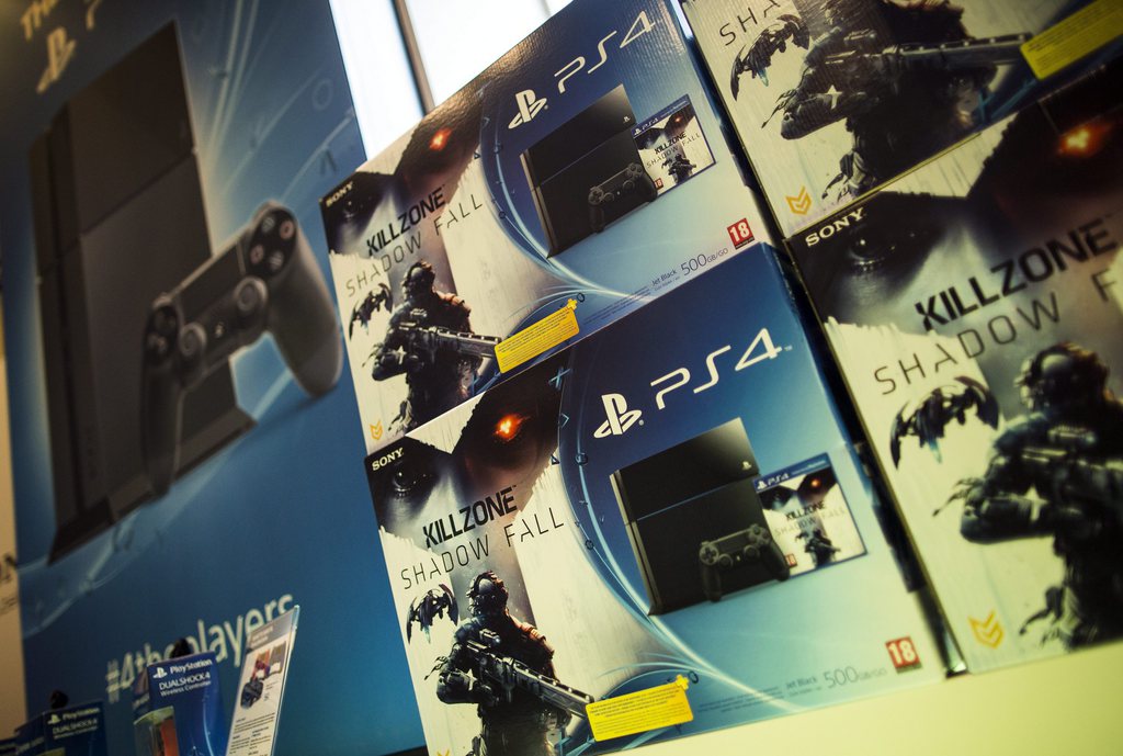 La console de salon PlayStation 4 se vend bien et les coûts de production de cette "plateforme multimédia" ont été réduits.