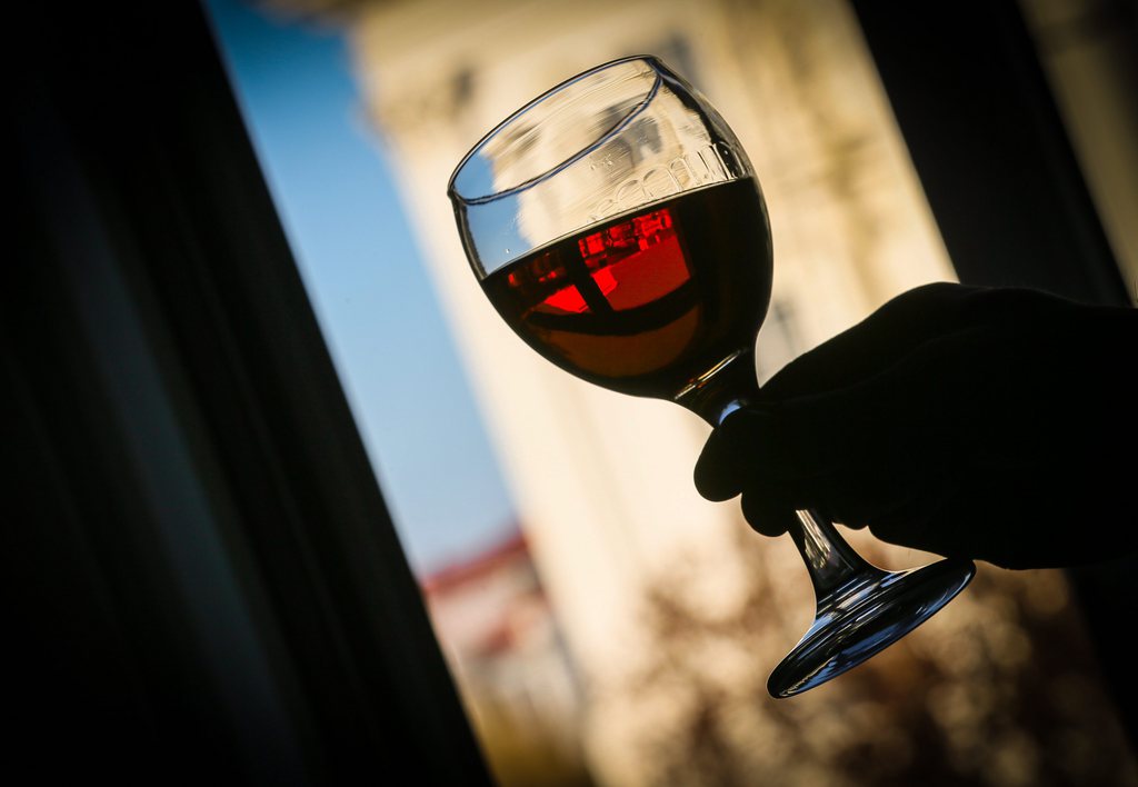 Le vin le plus cher au monde est un Bourgogne, un Côte de Nuits à 15'195 dollars (14'943 francs) la bouteille.