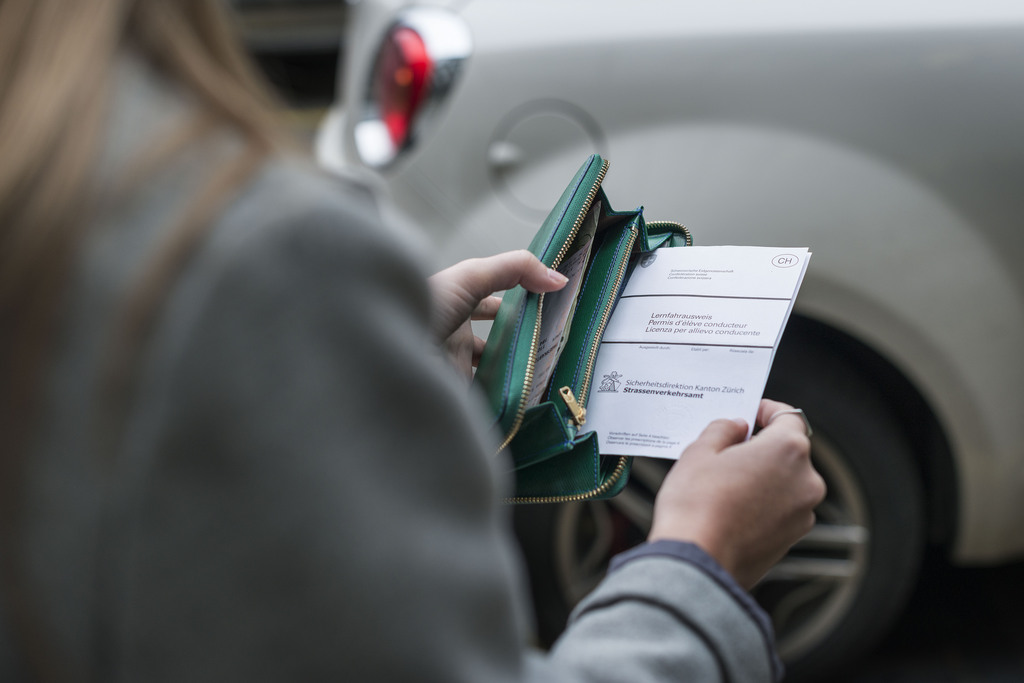 Un permis d'élève-conducteur à 17 ans déjà? La mesure vise à donner davantage de temps de pratique aux jeunes automobilistes.