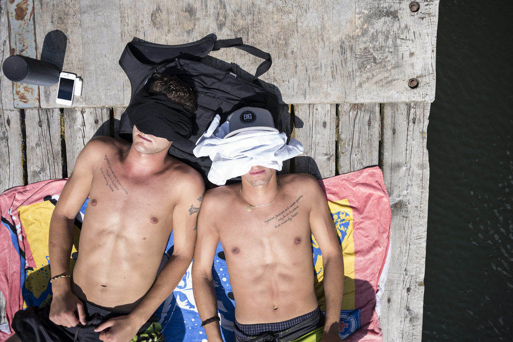 Zwei jugendliche liegen in der Sonne beim Lej Marsch auf 1812 Metern ueber Meer, aufgenommen am Donnerstag, 2. Juli 2015, in Champfer. (KEYSTONE/Gian Ehrenzeller)