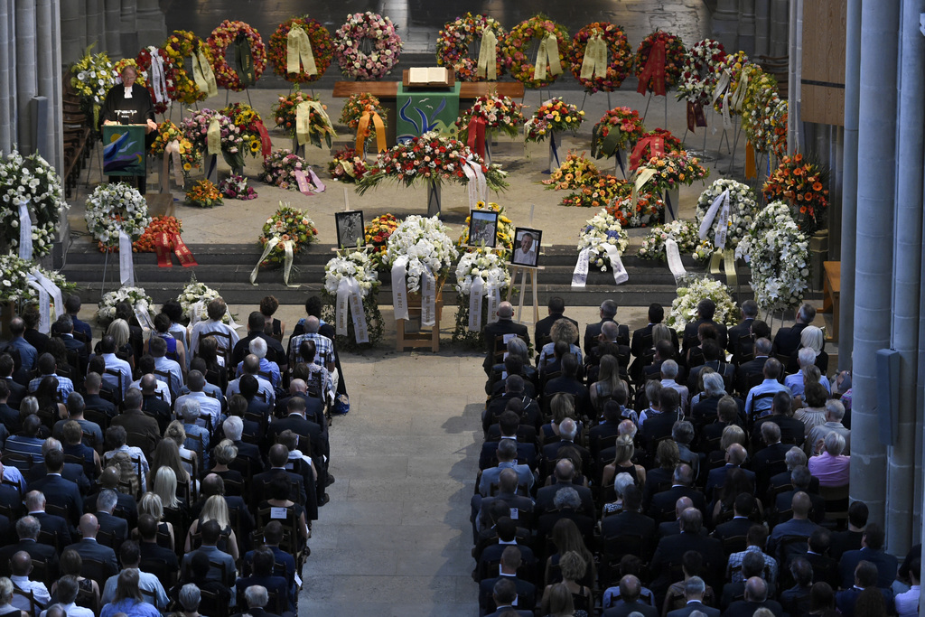 Des personnes se recueillent devant le cercueil du chef etoile Philippe Rochat lors des ses obseques ce samedi 11 juillet 2015 a la Cathedrale de Lausanne. Le cuisinier etoile est decede subitement mercredi suite a un malaise lors d'une sortie a velo. (KEYSTONE/Laurent Gillieron)