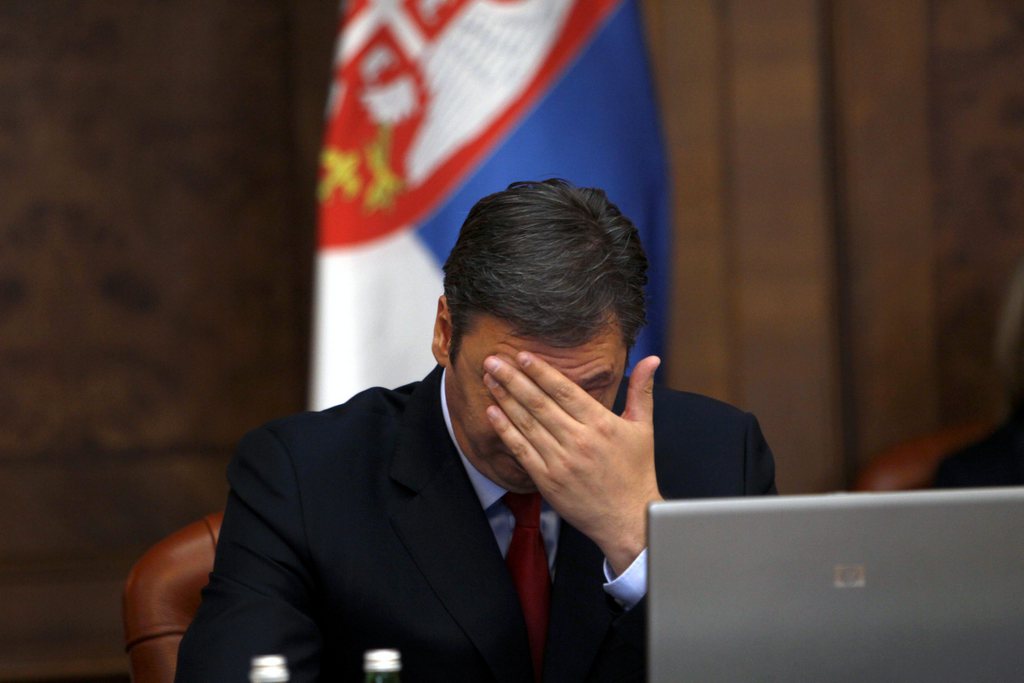 Le premier ministre serbe Aleksandar Vucic se tient la tête lors de son discours, à Belgrade.