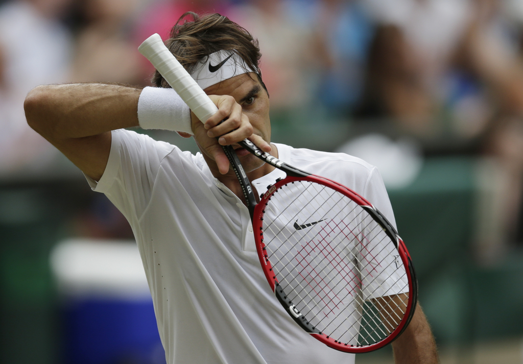 Roger Federer devra encore attendre pour obtenir un nouveau titre en Grand Chelem. Le Suisse s'est incliné en quatre sets face à Novak Djokovic, qui remporte la finale de Wimbledon.