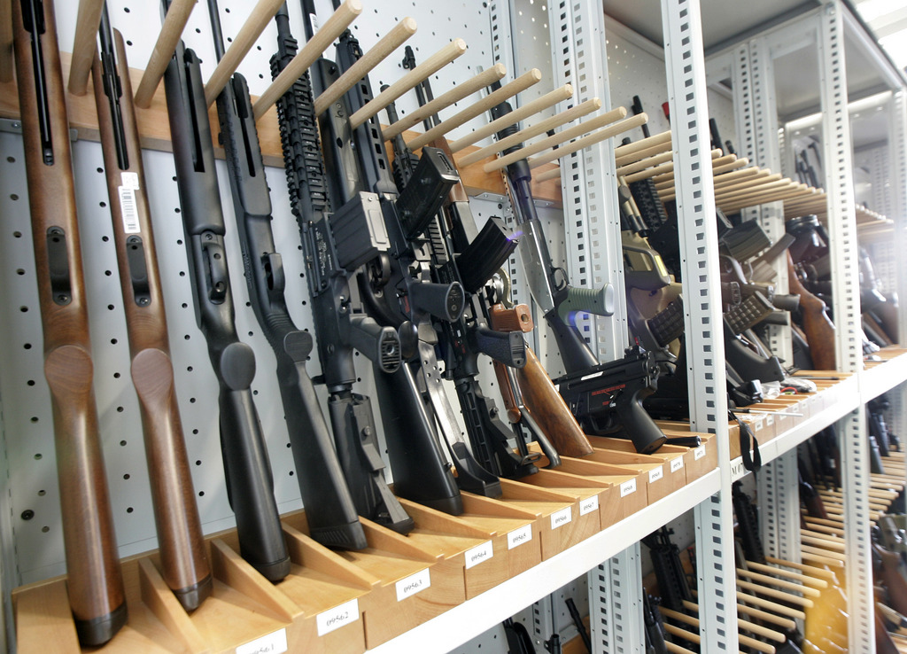 Un amateur d'armes a été condamné par la justice bernoise à une peine pécuniaire avec sursis et à une amende pour infractions à la loi fédérale sur les armes.