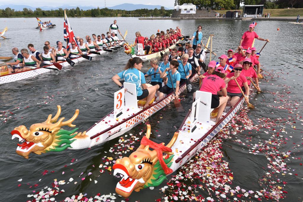 Dragon boat, ici la c?r?monie d'ouverture une quinzaine de pays vont s'affronter dans le cadre des championnats d'Europe sur le lac de Divonne les Bains le 30.7.2015 ? photo Michel Perret