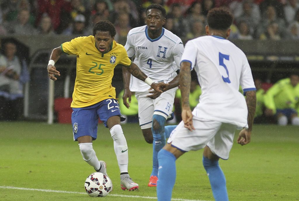 Brazil's Fred, left, fights for the ball with Honduras' Johnny Palacios during a friendly soccer match in Porto Alegre, Brazil, Wednesday, June 10, 2015. Brazil is preparing for the Copa America which begins Thursday in Chile. (AP Photo/Nabor Goulart)