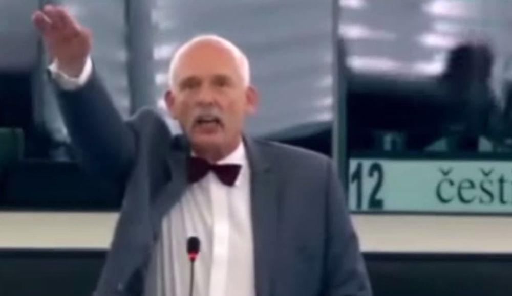 Un eurodéputé polonais a fait un salut nazi à la fin de son intervention. 