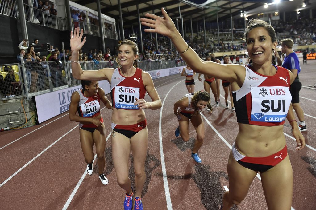 Lea Sprunger et Marisa Lavanchy après leur victoire dans le relais 4 x 100 mètres hier au meeting Athletissima à Lausanne.