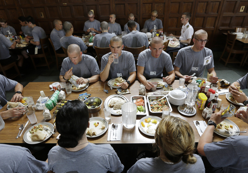 Des cadets prennent leur premier repas lors du ''Reception Day'' à l'académie militaire américaine de West Point.