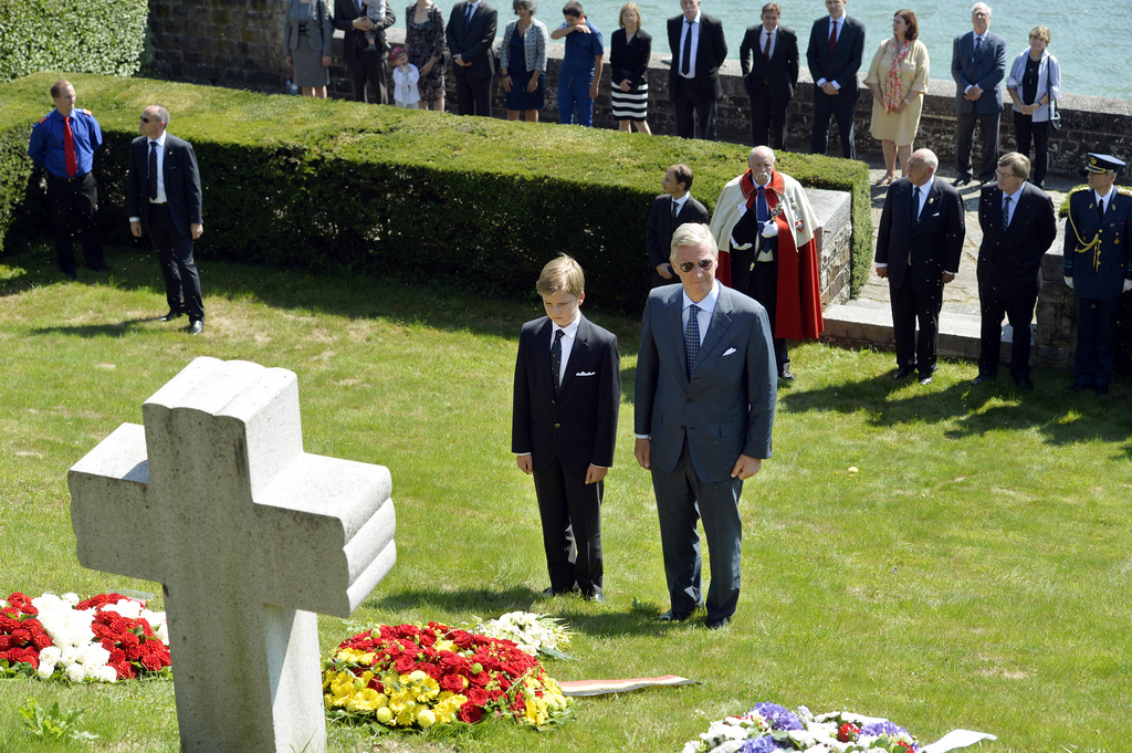 King Philippe of Belgium, right, and Prince Gabriel, left, at the wreath-laying ceremony to commemorate Queen Astrid in Switzerland, Kuessnacht, Saturday, August 29, 2015. Queen Astrid of Sweden died in a traffic accident 80 years ago on 29 August 1935. (KEYSTONE/Walter Bieri)