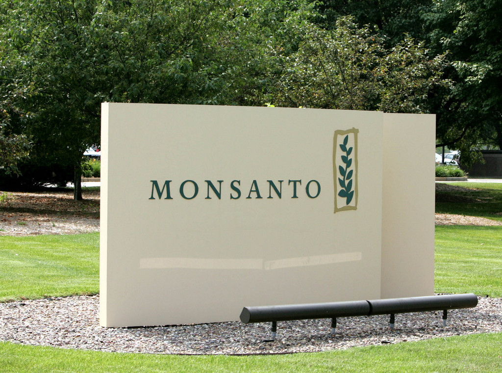 The entrance to the  Monsanto Company headquarters in St. Louis, is shown in this Tuesday, June 28, 2005 file photo. Monsanto Co. swung to a profit in the first quarter of its fiscal year, beating expectations, as it boosted sales of genetically engineered crops at home and abroad.  The company reported net income of $59 million, or 22 cents per share, in the three months ended Nov. 30. That compares to a loss of $40 million, or 15 cents per share, during the same period last year, when results were weighed down by about $300 million in legal costs for spinning off its Solutia chemical division.   (AP Photo/James A. Finley, File)