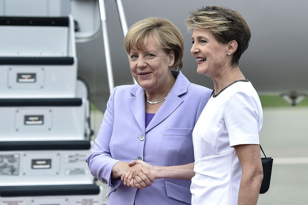 Swiss Federal President Simonetta Sommaruga, right, welcomes German Chancellor Angela Merkel at the Airport in Bern-Belp, Switzerland, Thursday, September 3, 2015. Chancellor Merkel is on an one day official visit in Switzerland to discuss bilateral issues and the relationship between Switzerland and the EU. (KEYSTONE/POOL/Peter Schneider)
