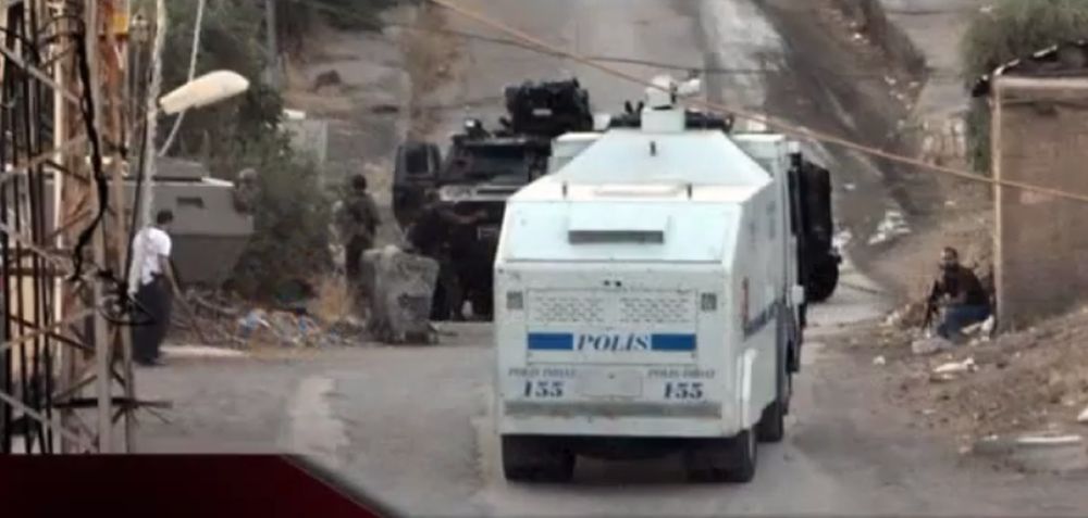 Un engin explosif a explosé au passage du véhicule de la police alors qu'il circulait dans la région d'Aralik.