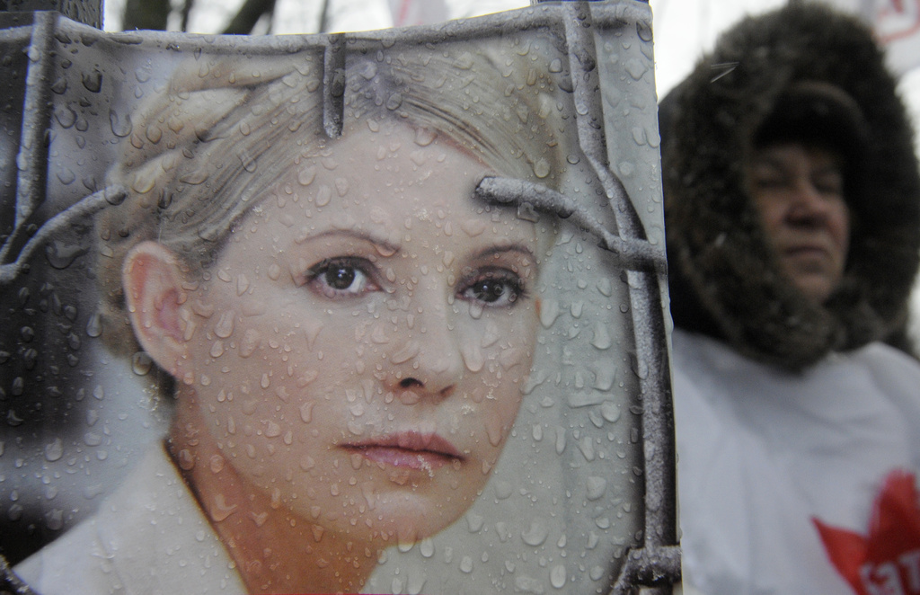 Incarcérée depuis août 2011 et en grève de la faim depuis le 20 avril, Ioulia Timochenko, qui souffre de problèmes à la colonne vertébrale, affirme avoir subi des violences en prison.