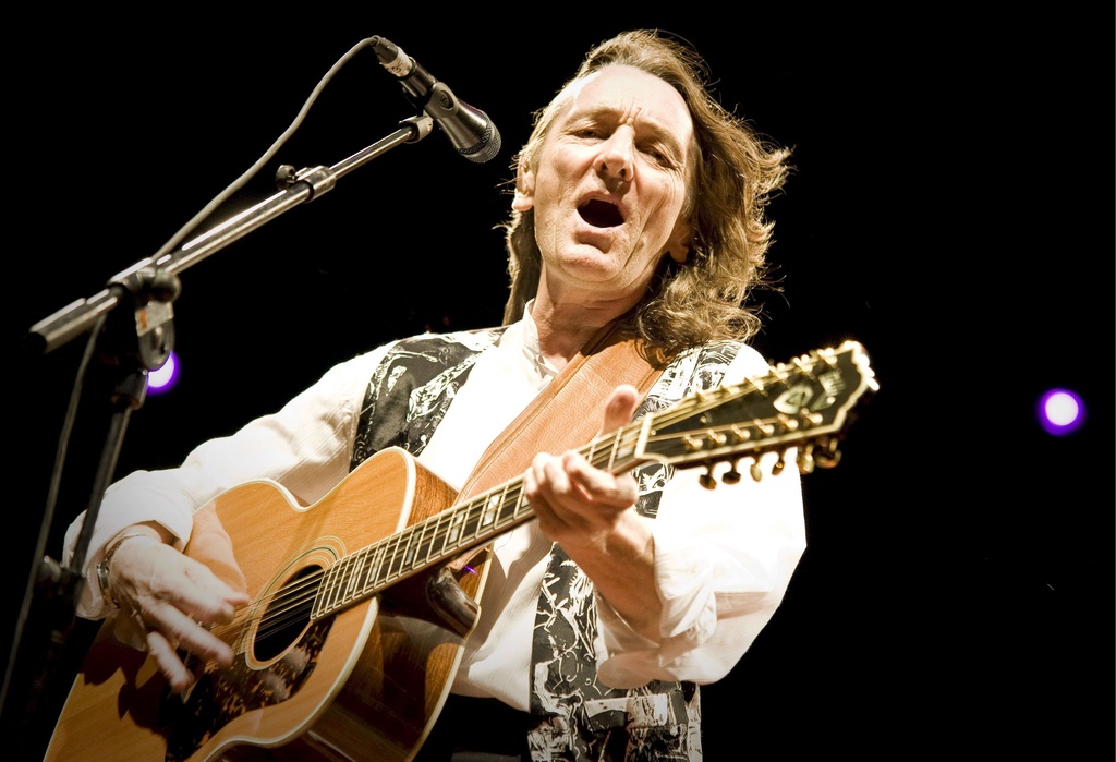 epa02266171 British musician Roger Hodgson, former leader of band Supertramp, performs on the stage during a concert at the Puerta del Angel stage in Madrid, central Spain, 29 July 2010. The concert is held within the Veranos de la Villa festival.  EPA/LUCA PIERGIOVANNI