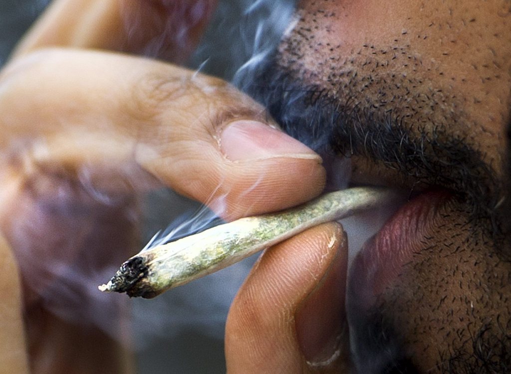 Les petits fumeurs de joints pourraient échapper aux poursuites pénales en s'acquittant d'une amende de 100 francs.