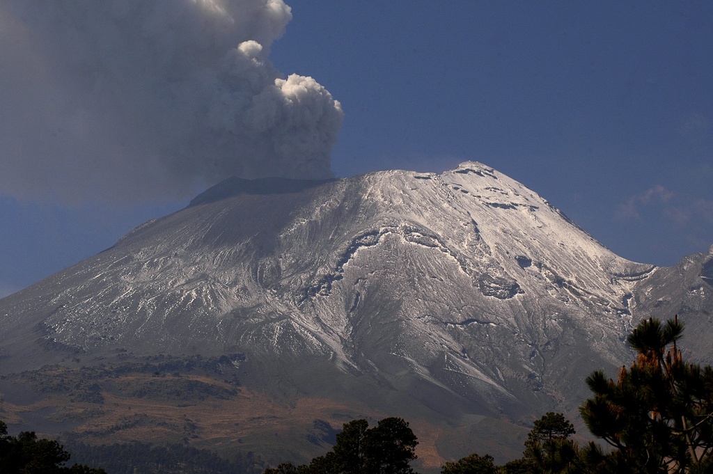 Le Popocatepetl, situé à 55 km de la capitale Mexico, connaît depuis une semaine une éruption de cendres et de vapeur.