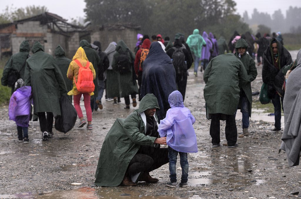 Des milliers de migrants continuent d'arriver en Macédoine sur le chemin de pays de l'UE. Celle-ci va dépêcher 400 gardes à ses frontières afin de réguler l'afflux de migrants dans l'ouest des Balkans.