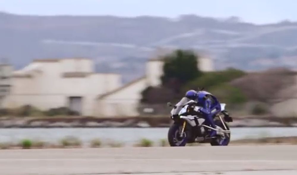 Si la moto est équipée de petites roues pour éviter de verser, Motobot se débrouille plutôt bien sur cette piste désaffectée.