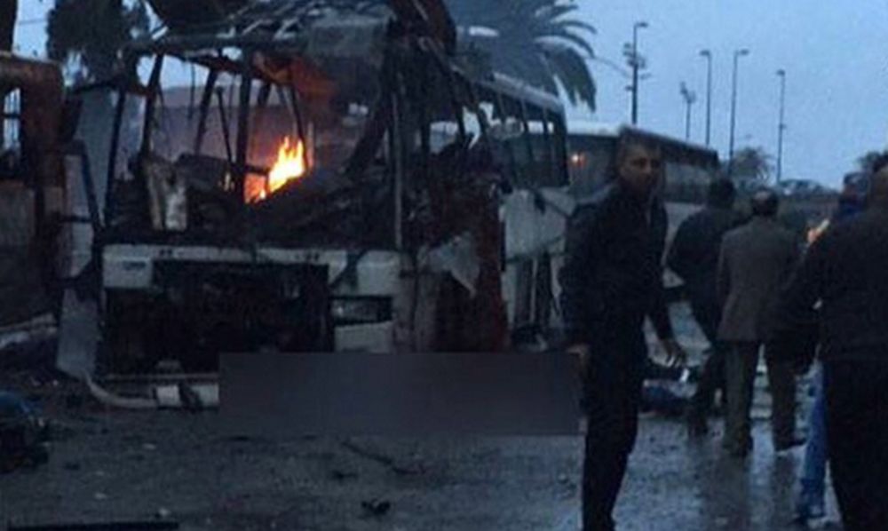 Une journaliste de l'AFP a pu voir un bus en partie calciné près de l'avenue Mohamed V, à proximité d'un croisement qui a été bouclé.