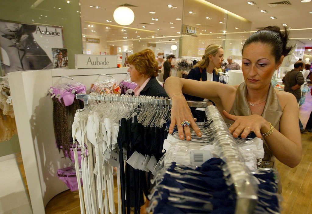 Les grands magasins parisiens avaient déjà indiqué jeudi subir une chute de leur fréquentation.
