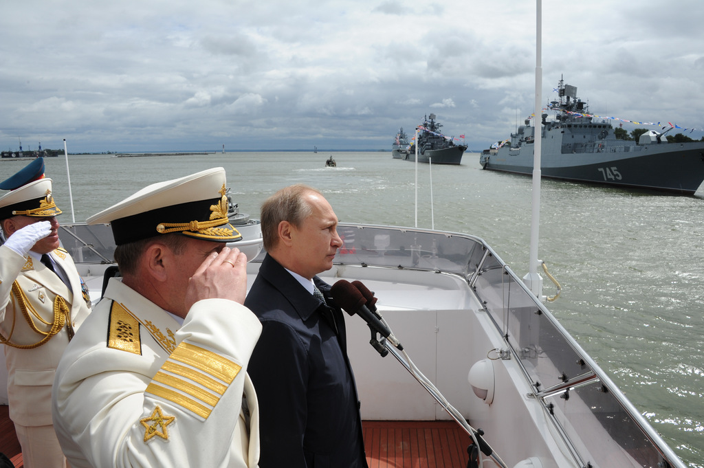 Vladimir Poutine a ordonné à ses navires de guerre déployés en mer Méditerranée d'entrer en "contact direct'' avec le porte-avions français Charles-de-Gaulle.