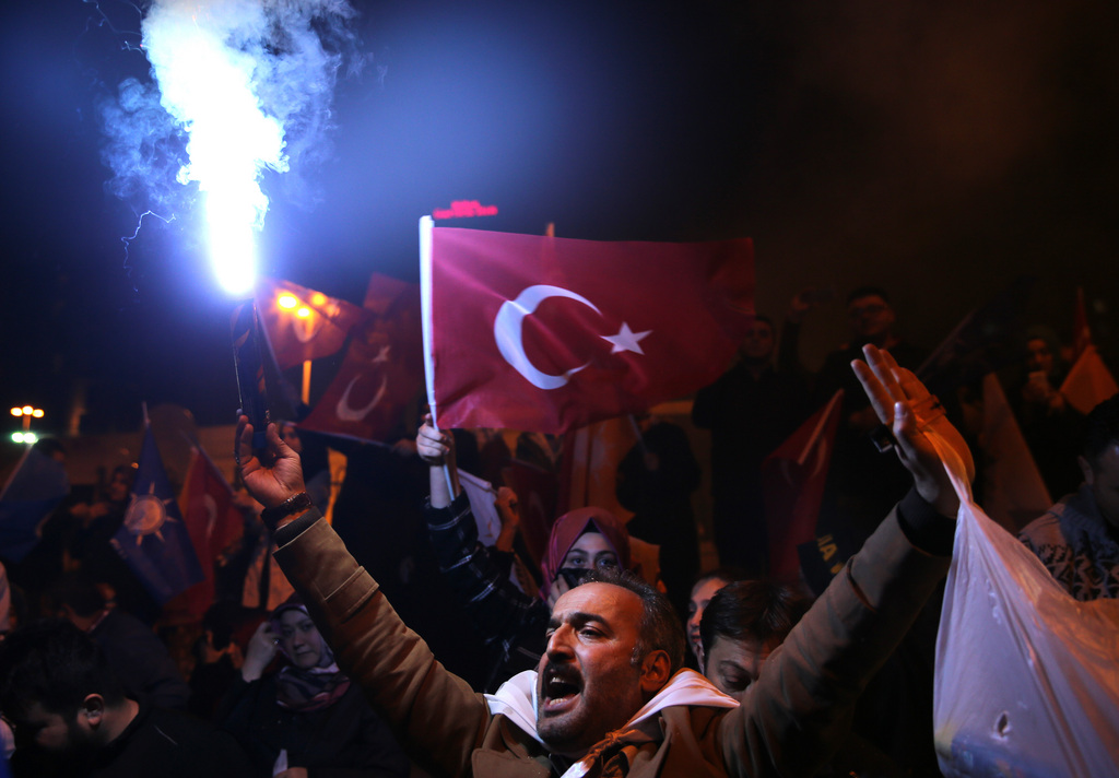 Sentiments très contrastés dimanche soir en Turquie. Joie à Istanbul (photo) parmi les partisans d'Erdogan. Colère et échauffourées dans le sud-est du pays à majorité kurde.