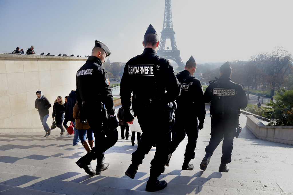 Malgré une sécurité renforcée, des milliers de touristes ont préféré annuler leur voyage à Paris.